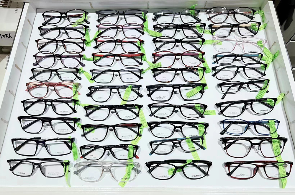 Eyeglasses Detail Image 1