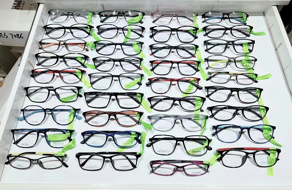 Eyeglasses Detail Image 3