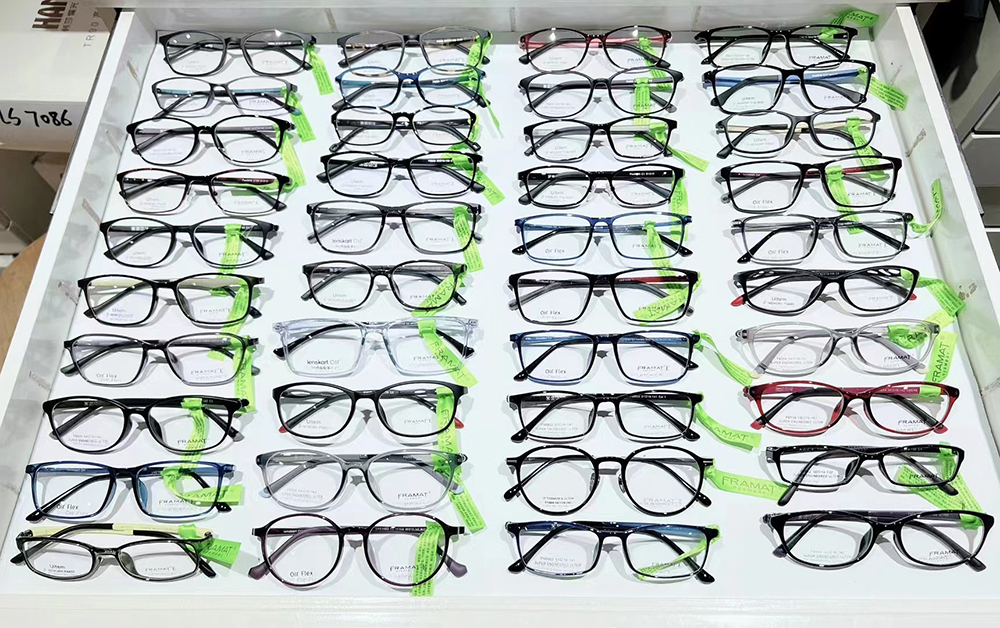 Eyeglasses Detail Image 2